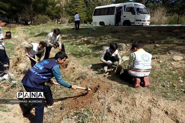 برگزاری آیین درختکاری در اردوگاه دانش‌آموزی آیت الله کمالوند خرم آباد