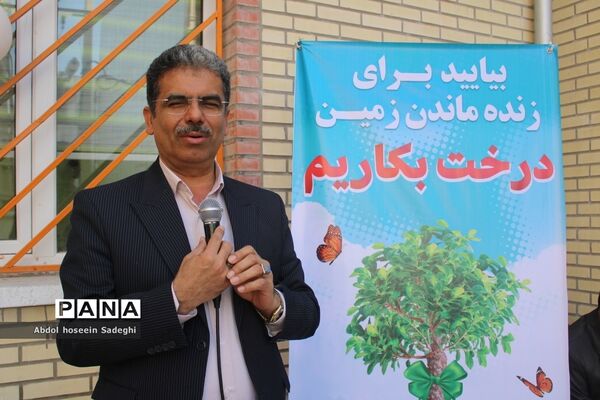 کاشت نهال در دبستان شهدای مدافع سلامت در بوشهر