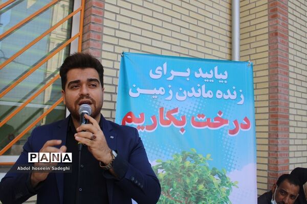 کاشت نهال در دبستان شهدای مدافع سلامت در بوشهر