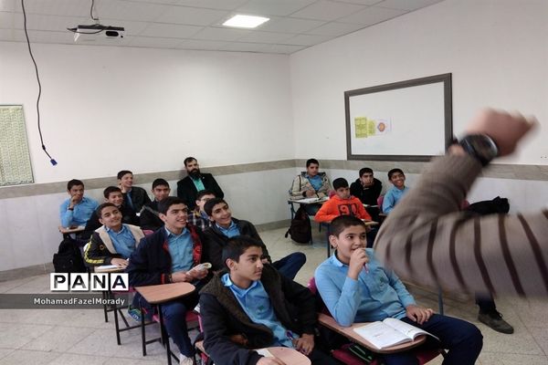 اداره یک روز مدرسه توسط شورای دانش‌آموزی دبیرستان رئیس‌زاده خلیل آباد