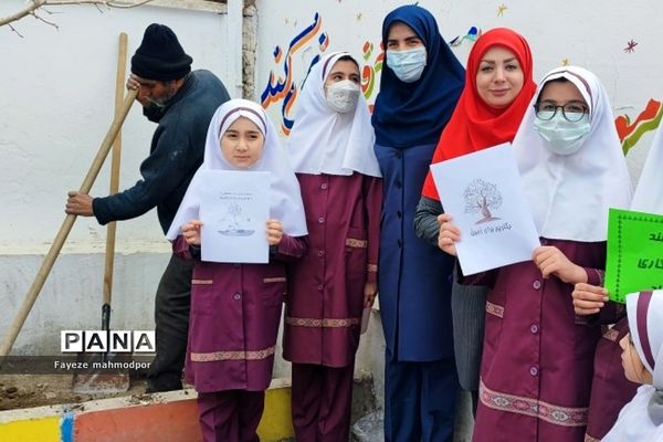 مراسم درختکاری در دبستان حضرت زهرا(س)یک رودهن