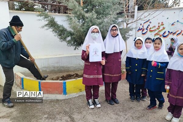 مراسم درختکاری در دبستان حضرت زهرا(س)یک رودهن