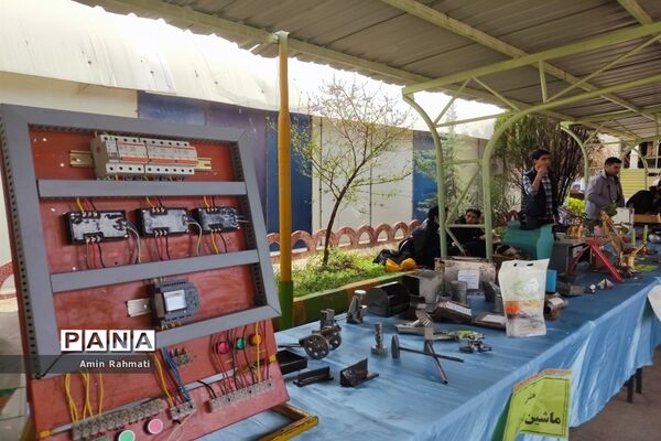برگزاری نمایشگاه دستاوردهای دانش‌آموزان در هنرستان‌های ناحیه چهار شیراز