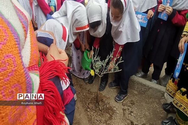 جشن نیکوکاری و درختکاری  در مدرسه مسلم صادقی شریف‌آباد پاکدشت
