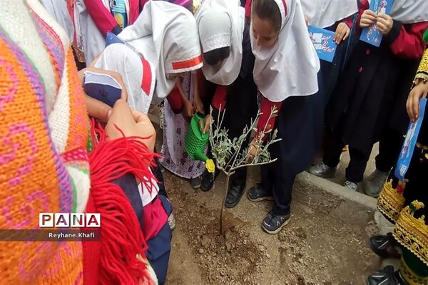 جشن نیکوکاری و درختکاری  در مدرسه مسلم صادقی شریف‌آباد پاکدشت