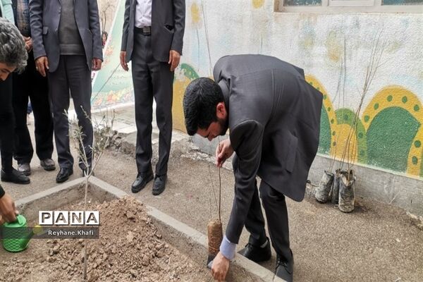 جشن نیکوکاری و درختکاری  در مدرسه مسلم صادقی شریف‌آباد پاکدشت