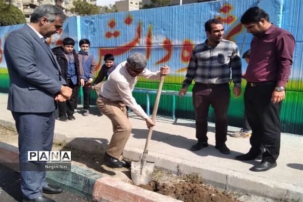 برگزاری روز درختکاری در دبستان شهید حسن جعفری پاکدشت