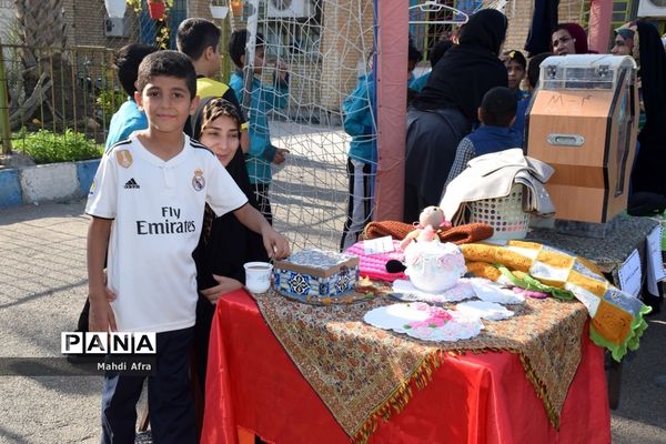 برگزاری بازارچه مهربانی کمک به کودکان کار در دبستان امام حسین(ع) شهرستان بهبهان