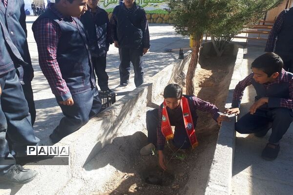 کاشت نهال در مدارس ابرکوه به مناسبت روز درختکاری