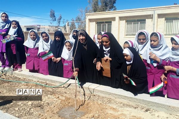 کاشت نهال در مدارس ابرکوه به مناسبت روز درختکاری