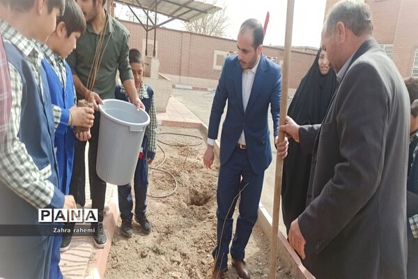 مراسم روز درختکاری در مدرسه جلوه حق و شهدای برکت طغان بخش جوادآباد