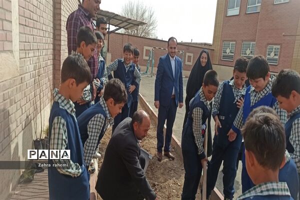 مراسم روز درختکاری در مدرسه جلوه حق و شهدای برکت طغان بخش جوادآباد