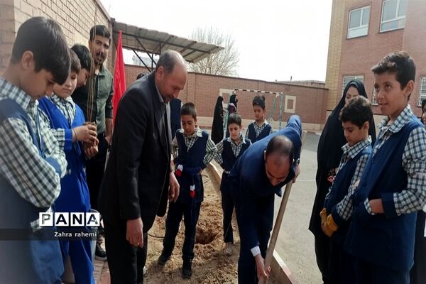 مراسم روز درختکاری در مدرسه جلوه حق و شهدای برکت طغان بخش جوادآباد