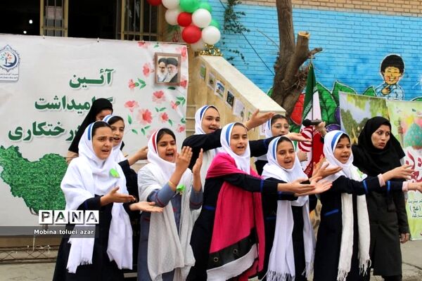 گرامیداشت روز درختکاری در ناحیه یک بهارستان