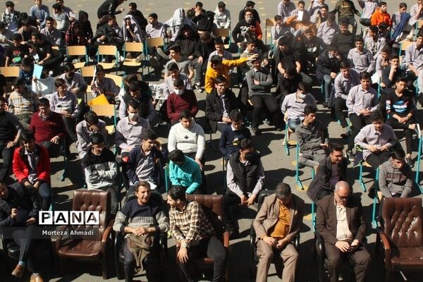 مراسم تجلیل از دانش‌آموزان برتر در دبیرستان آل یاسین شهرری