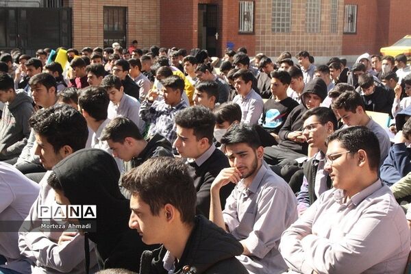 مراسم تجلیل از دانش‌آموزان برتر در دبیرستان آل یاسین شهرری
