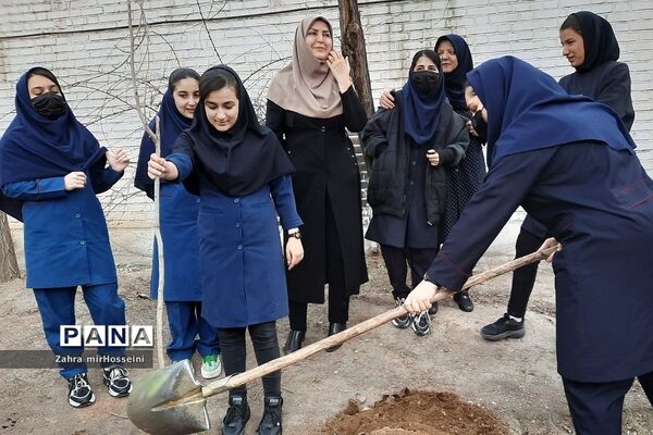 گرامیداشت روز درختکاری در دبیرستان حدیث کسا ناحیه یک شهرری