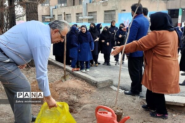 گرامیداشت روز درختکاری در دبیرستان حدیث کسا ناحیه یک شهرری