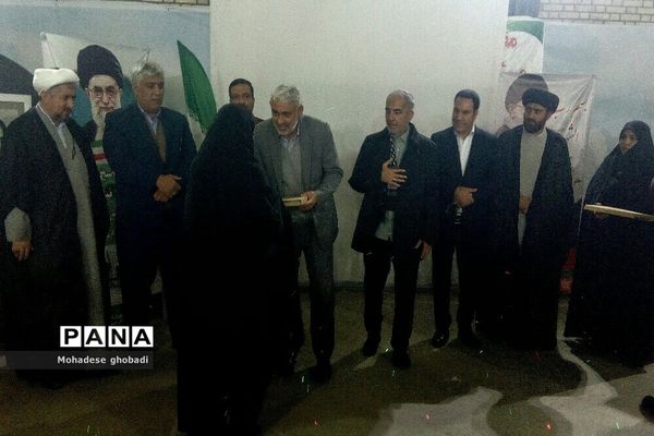 نمایشگاه سرو قامتان سرخ گلستان در بهارستان