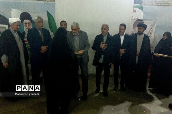 نمایشگاه سرو قامتان سرخ گلستان در بهارستان
