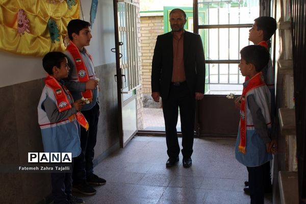 نواختن زنگ درختکاری در مدرسه گلستان شهرستان سمنان -1