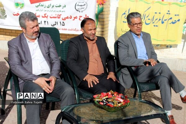 نواختن زنگ درختکاری در مدرسه گلستان شهرستان سمنان -1