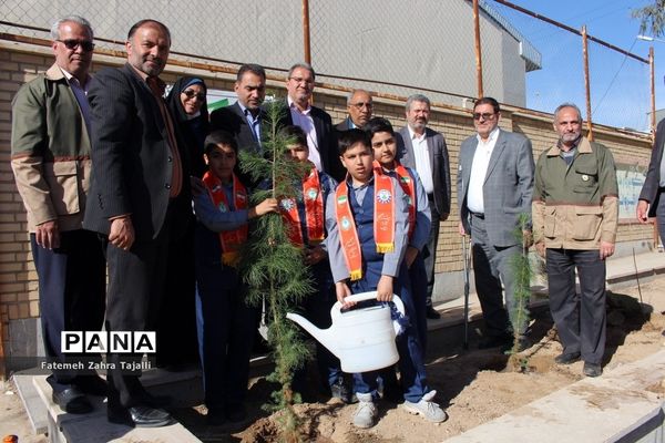 نواختن زنگ درختکاری در مدرسه گلستان شهرستان سمنان -1