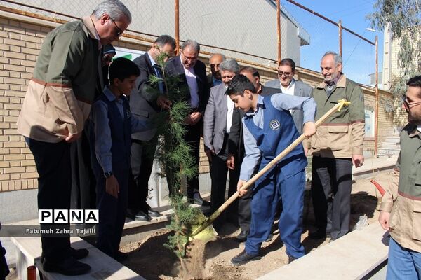 نواختن زنگ درختکاری در مدرسه گلستان شهرستان سمنان -1