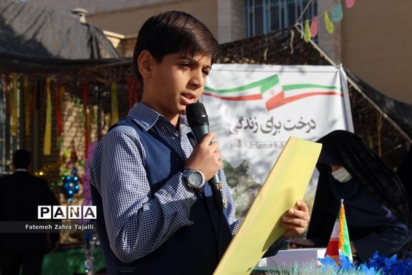 نواختن زنگ درختکاری در مدرسه گلستان شهرستان سمنان -1