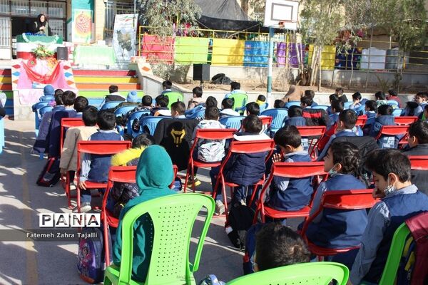 نواختن زنگ درختکاری در مدرسه گلستان شهرستان سمنان -1