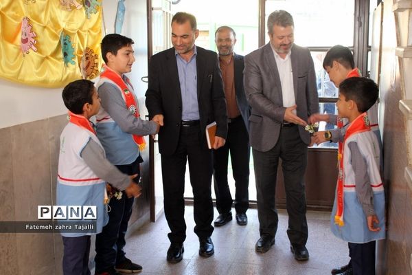 نواختن زنگ درختکاری در مدرسه گلستان شهرستان سمنان-2