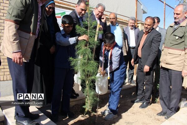 نواختن زنگ درختکاری در مدرسه گلستان شهرستان سمنان-2