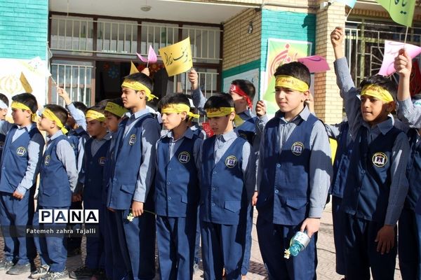 نواختن زنگ درختکاری در مدرسه گلستان شهرستان سمنان-2