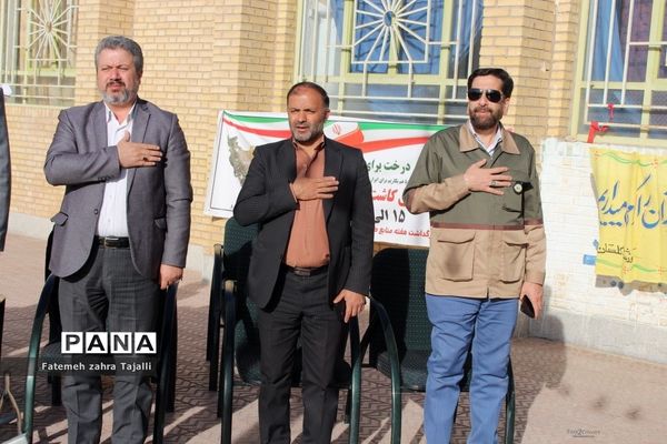 نواختن زنگ درختکاری در مدرسه گلستان شهرستان سمنان-2