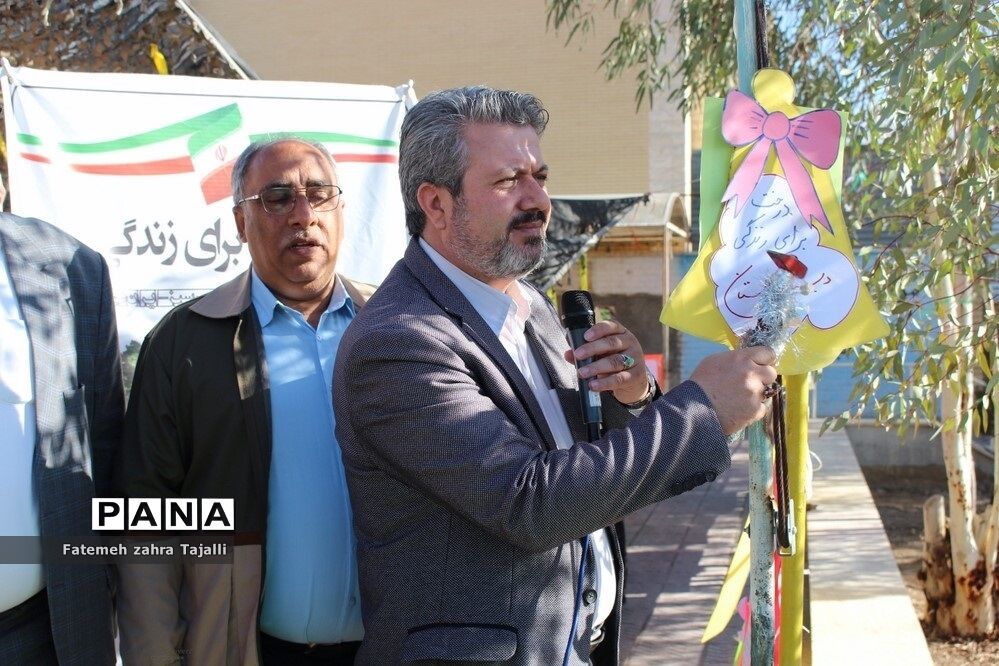 نواختن زنگ درختکاری در مدرسه گلستان شهرستان سمنان-2