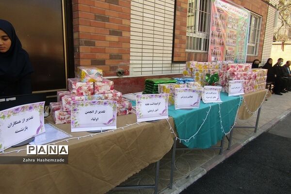 جشن نیمه شعبان و تقدیر از رتبه‌های برتر، در دبیرستان عفت آهنگری ناحیه یک ری