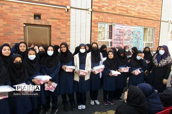 جشن نیمه شعبان و تقدیر از رتبه‌های برتر، در دبیرستان عفت آهنگری ناحیه یک ری