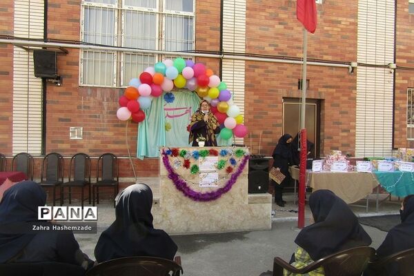 جشن نیمه شعبان و تقدیر از رتبه‌های برتر، در دبیرستان عفت آهنگری ناحیه یک ری