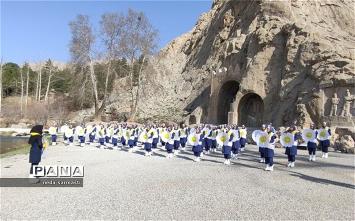 صدای "یا مهدی" اعضای سازمان دانش آموزی در طاق بستان کرمانشاه طنین انداز شد/فیلم
