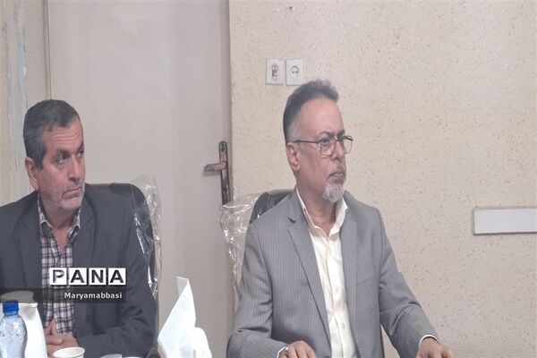 نشست مدیر سازمان دانش‌آموزی خوزستان با مربیان پیشکسوت