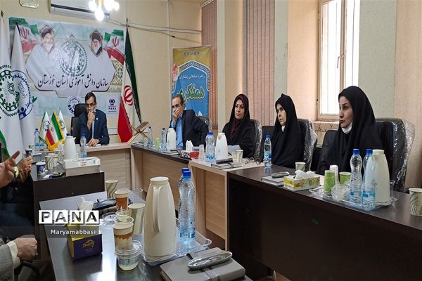 نشست مدیر سازمان دانش‌آموزی خوزستان با مربیان پیشکسوت