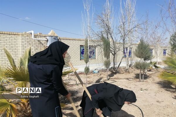 اهدا گلدان یا نهال به مناسبت‌ هفته درختکاری در دبیرستان نمونه برکت شهرستان خاتم