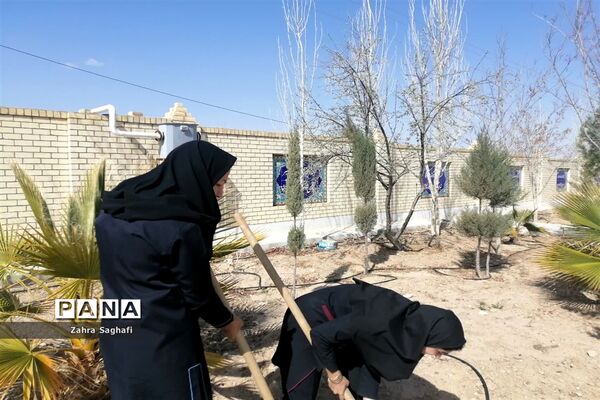 اهدا گلدان یا نهال به مناسبت‌ هفته درختکاری در دبیرستان نمونه برکت شهرستان خاتم