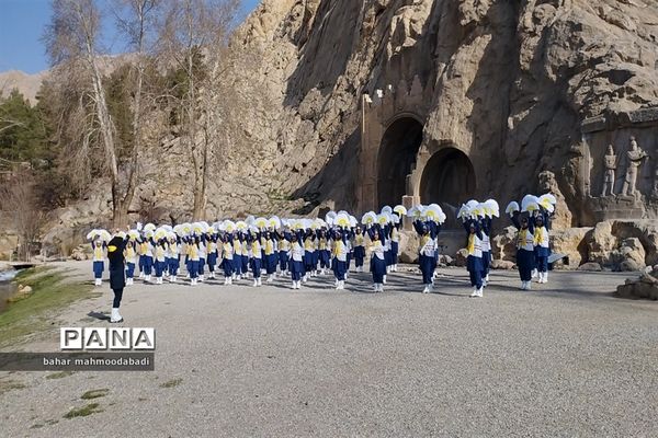اجرای سرود همگانی «یا مهدی» اعضای سازمان دانش‌آموزی در طاق بستان کرمانشاه