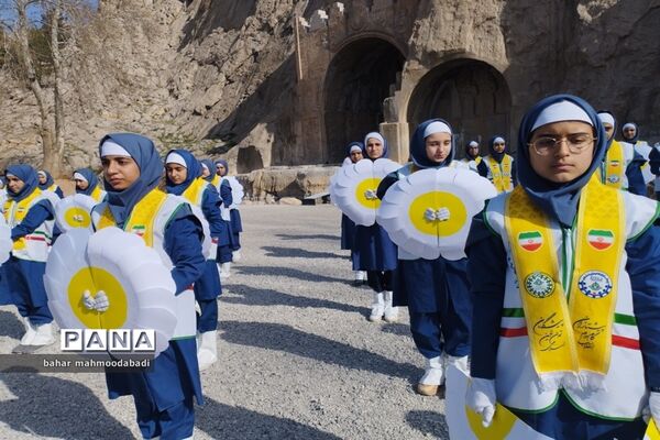 اجرای سرود همگانی «یا مهدی» اعضای سازمان دانش‌آموزی در طاق بستان کرمانشاه