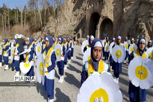 اجرای سرود همگانی «یا مهدی» اعضای سازمان دانش‌آموزی در طاق بستان کرمانشاه