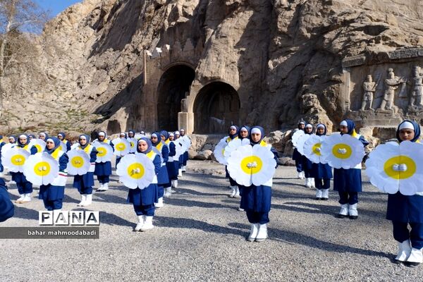 اجرای سرود همگانی «یا مهدی» اعضای سازمان دانش‌آموزی در طاق بستان کرمانشاه