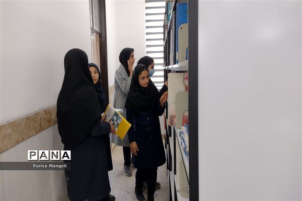 کتابخانه گردی دانش‌آموزان دبیرستان توحید خاتم همزمان با نوزدهمین سالروز تأسیس نهاد کتابخانه‌های عمومی