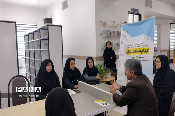 کتابخانه گردی دانش‌آموزان دبیرستان توحید خاتم همزمان با نوزدهمین سالروز تأسیس نهاد کتابخانه‌های عمومی