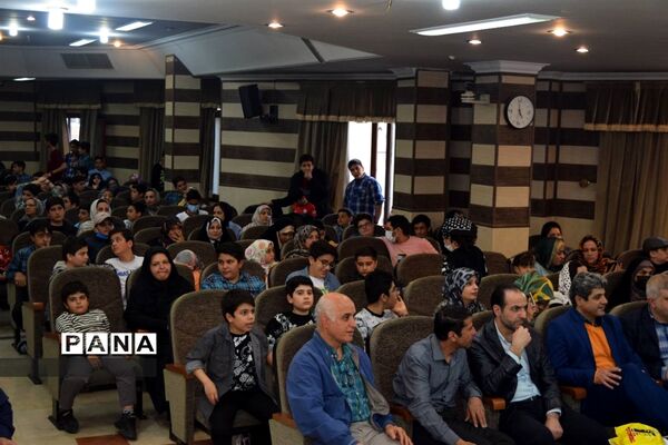 مراسم تقدیر از دانش‌آموزان برتر درسی و اخلاقی دبیرستان هیات امنایی شهید عاشوری منطقه ۱۴
